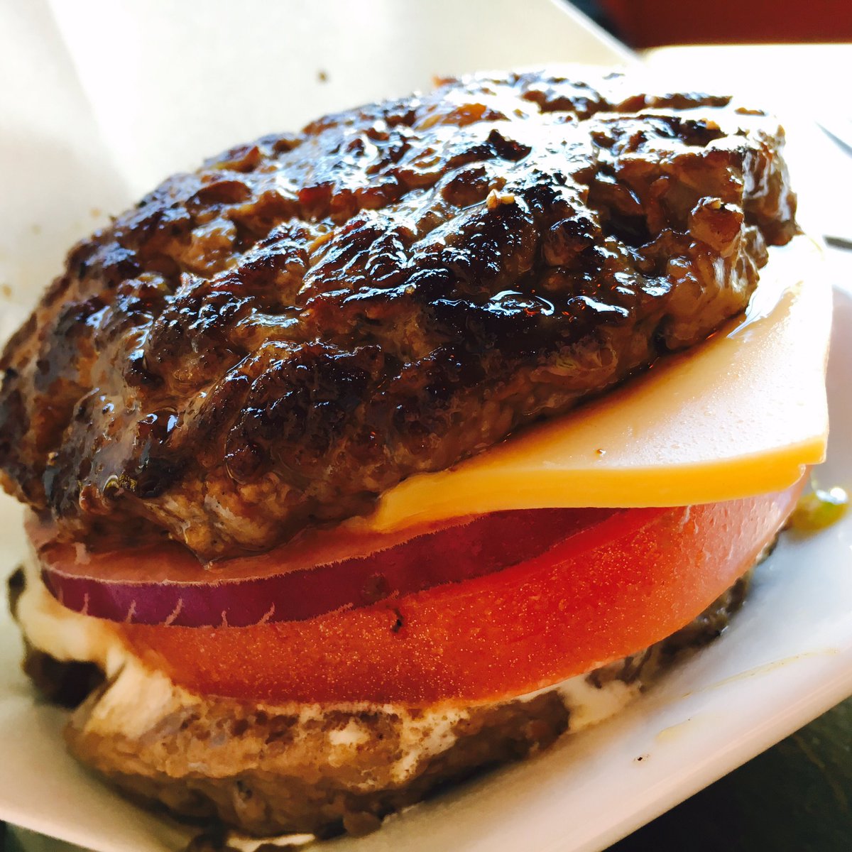 Бургер без булочки. Бургер с котлетой. Гамбургер мясной. Гамбургер с мясом.
