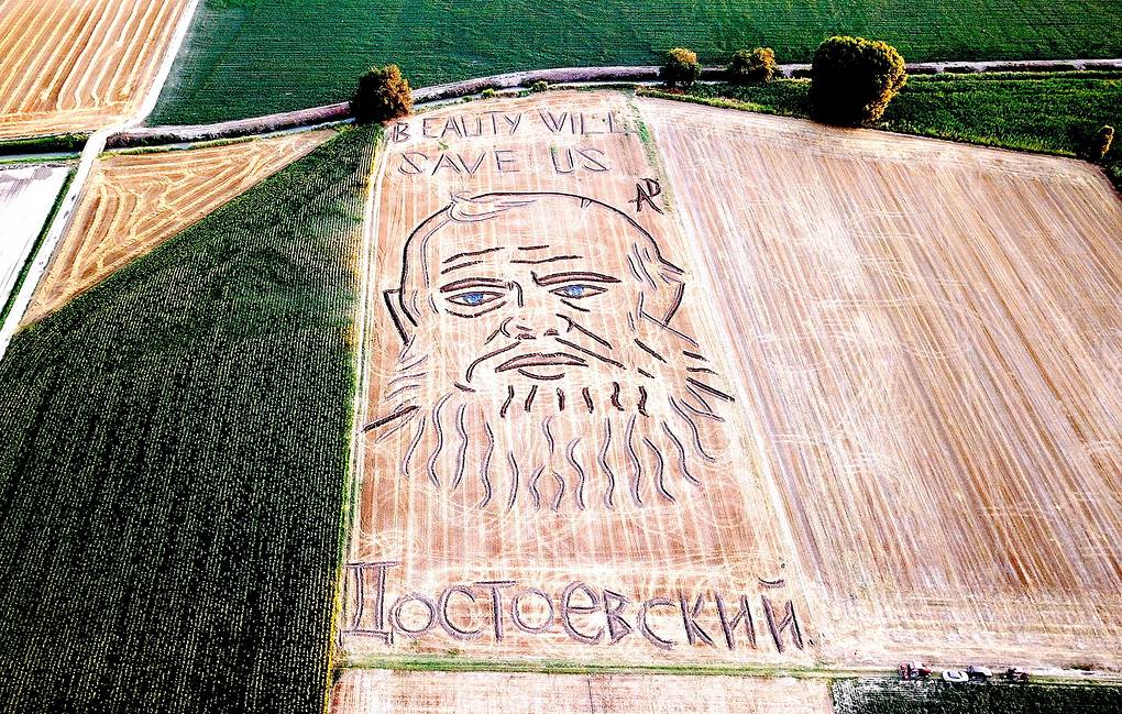Итальянский художник нарисовал на поле с пшеницей Достоевского