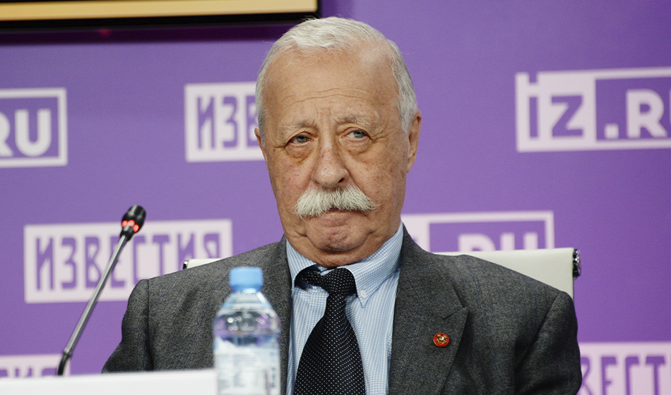 Якубович рассказал, зачем рисовал усы карандашиком
